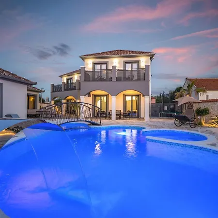 Dalmatinac I Dalmatinka With Heated Pool Villa